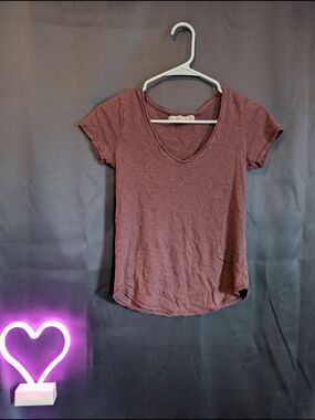 Abercrombie & Fitch Short Sleeve V-Neck Tee in Plum Regular Fit Logo Corner